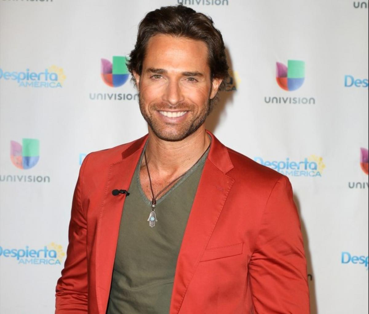 Sebastián Rulli poartă un costum portocaliu