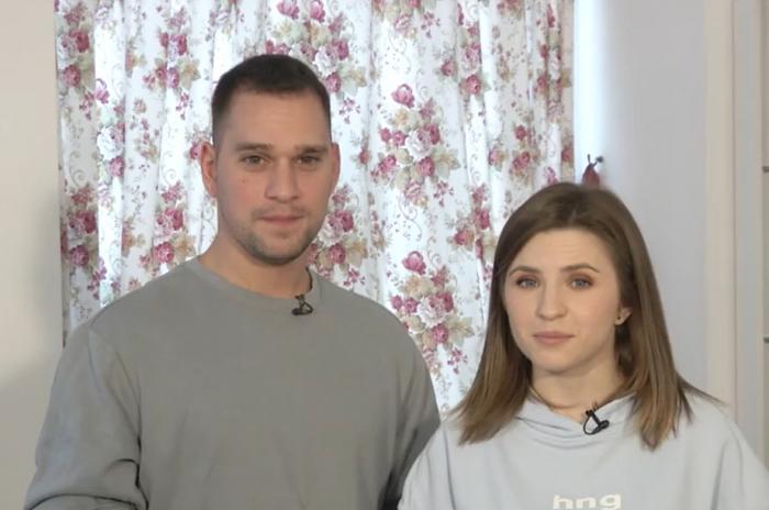 Vlad poartă o bluză gri cu mâneci lungi, iar Criss poartă un hanorac albastru deschis