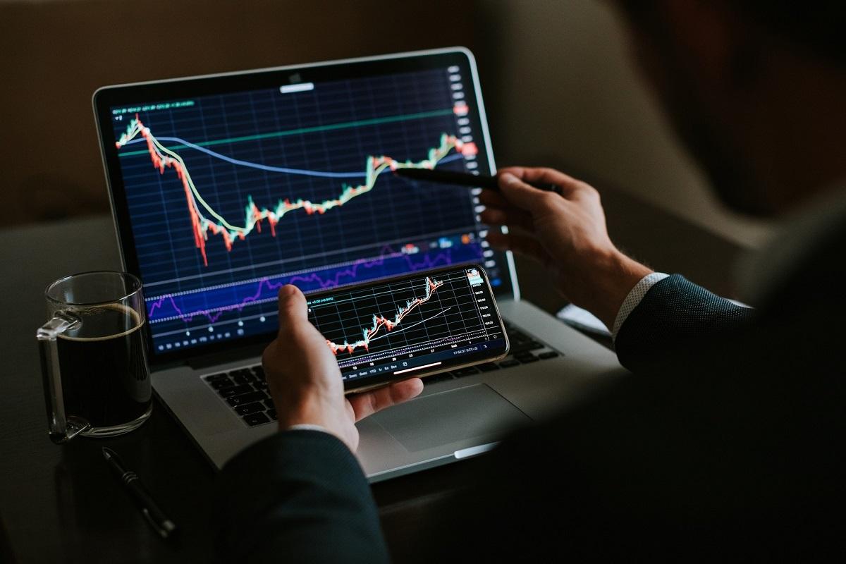 Laptop unde se văd anumite grafice