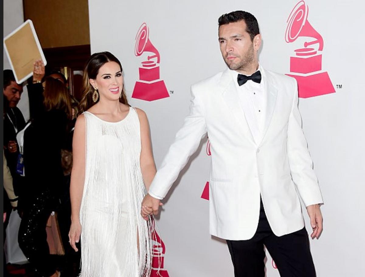 Jacky Bracamontes și Martín Fuentes poartă ținute asortate. Cei doi sunt îmbrăcați în alb, iar pilotul are pantaloni negri