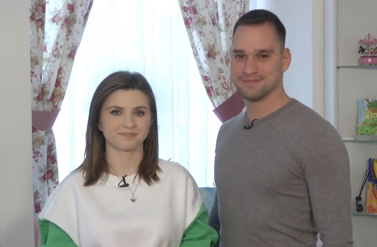 Criss poartă o bluză albă cu mâneci verzi și stă lângă Vlad care poartă o bluză gri cu mâneci lungi