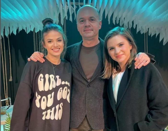 Mara Oprea stă alături de Mircea Gheorghiu și Cristina Ciobănașu. Cei trei sunt îmbrăcați în haine închise la culoare și zâmbesc