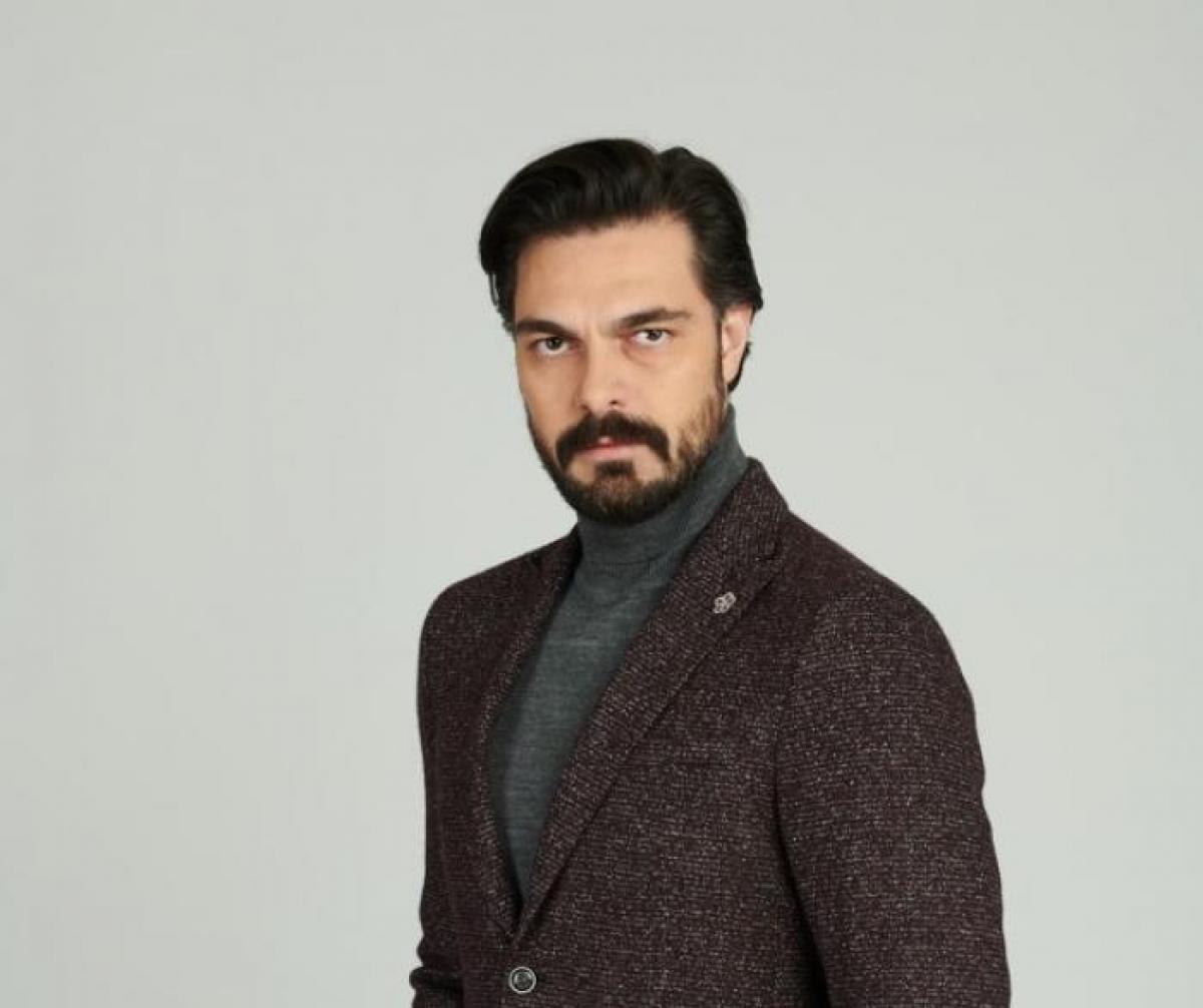 Halil Ibrahim Ceyhan o maletă închisă la culoare și un sacou maro