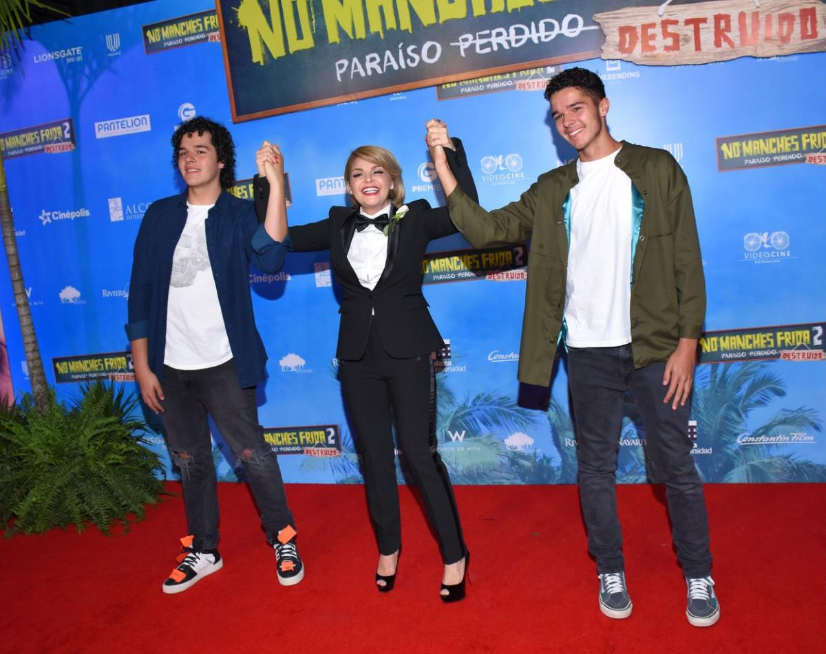 Roberto și José Eduardo Santamarina pe covorul roșu alături de Itatí Cantoral. Cei trei se țin de mână și zâmbesc