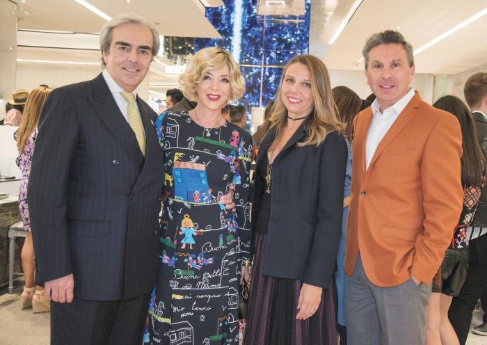 Edith González stă lângă Lorenzo Lazo și poartă o rochie cu imprimeu, iar soțul său poartă un costum închis la culoare