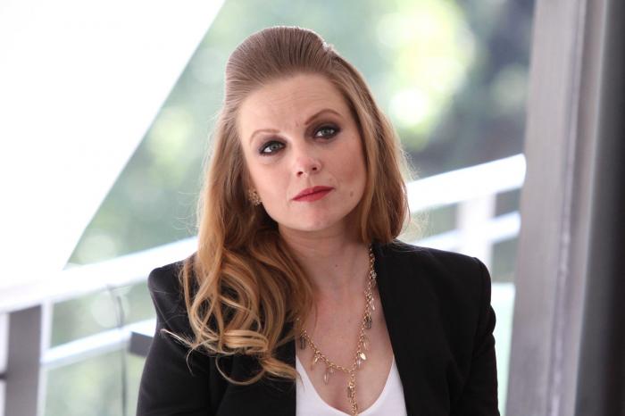 Ana Layevska poartă un tricou alb, sacou negru, păr desprins și lung, machiaj de seară