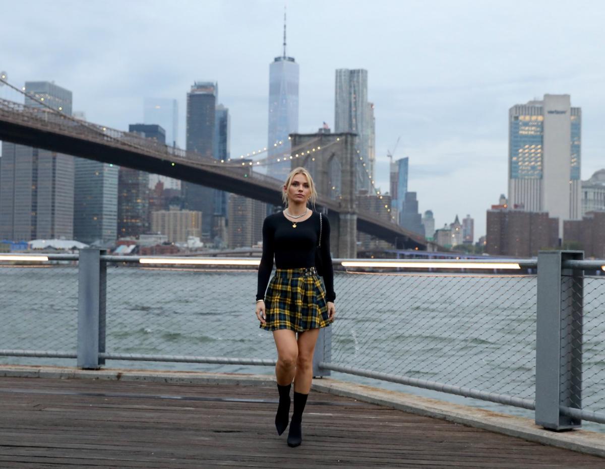 Irina Baeva poartă o rochie scurtă neagră