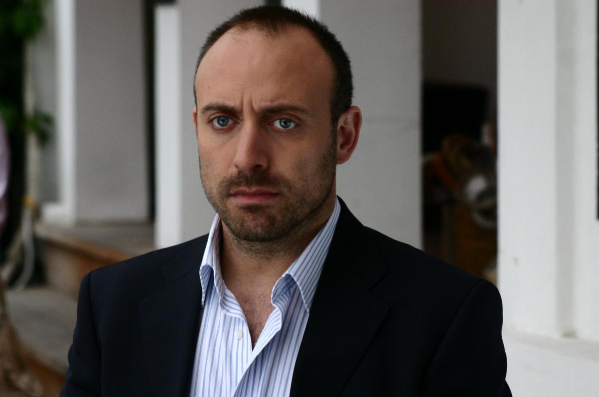 Halit Ergenç poartă o cămașă albastră și un sacou negru