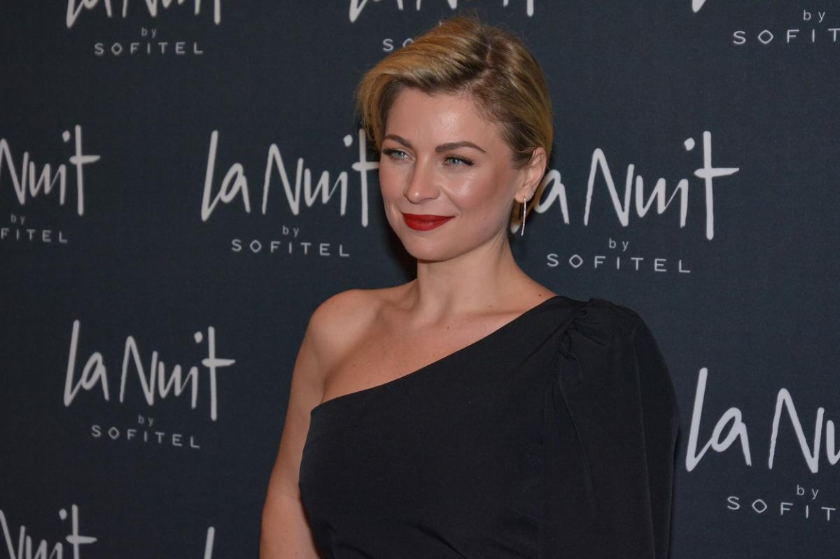 Ludwika Paleta, pe covorul roșu îmbrăcată într-o rochie neagră fără mâneca dreaptă