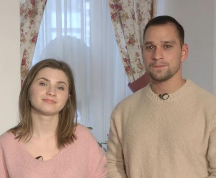 Cristina Ciobănașu poartă o bluză roz și stă alături de Vlad Gherman care poartă o bluză deschisă la culoare cu mâneci lungi