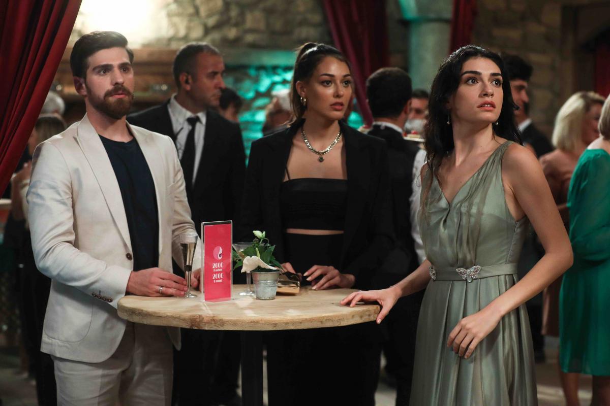 Dilan Çiçek Deniz poartă o ținută all-black și are părul prins în coadă