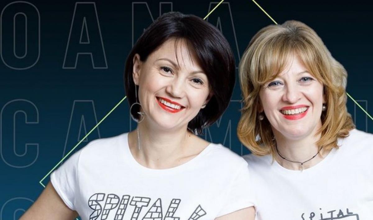 Carmen Uscatu și Oana Gheorghiu zâmbesc într-o ședință foto