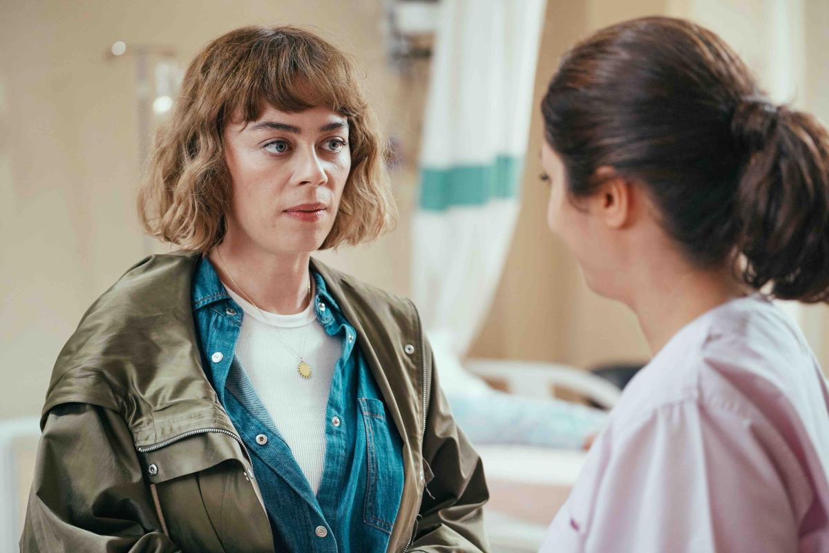 Demet Evgar în rolul din serialul "Flăcările destinului". Actrița poartă părul scurt, cu breton. Are un tricou alb, cămașă albastră și o geacă kaki