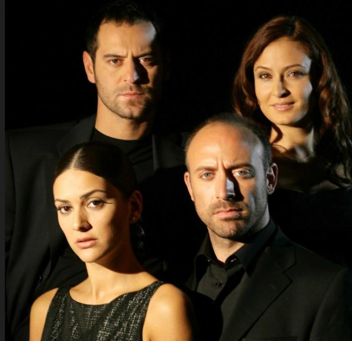 Bergüzar Korel stă alături de colegii din drama "1001 de nopți"