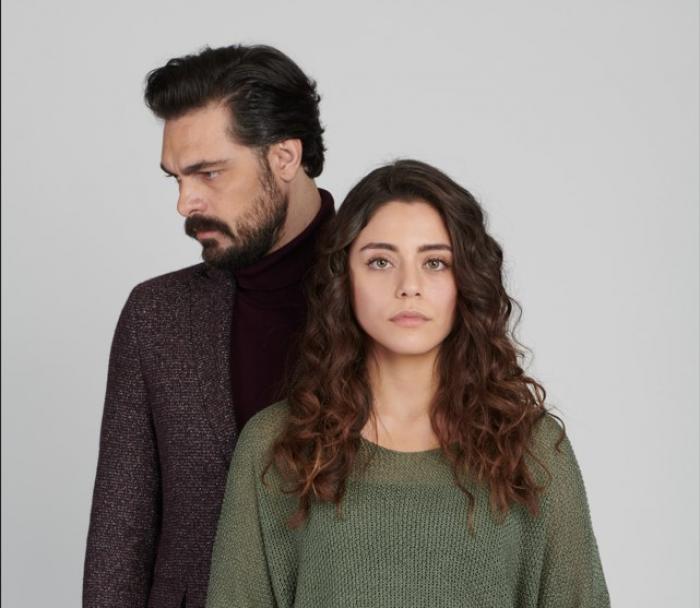 Halil Ibrahim Ceyhan poartă un costum negru și Sıla Türkoğlu poartă o bluză verde
