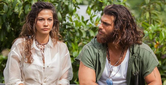 Demet Özdemir și Can Yaman stau unul lângă celălalt. Actorul o privește pe vedetă