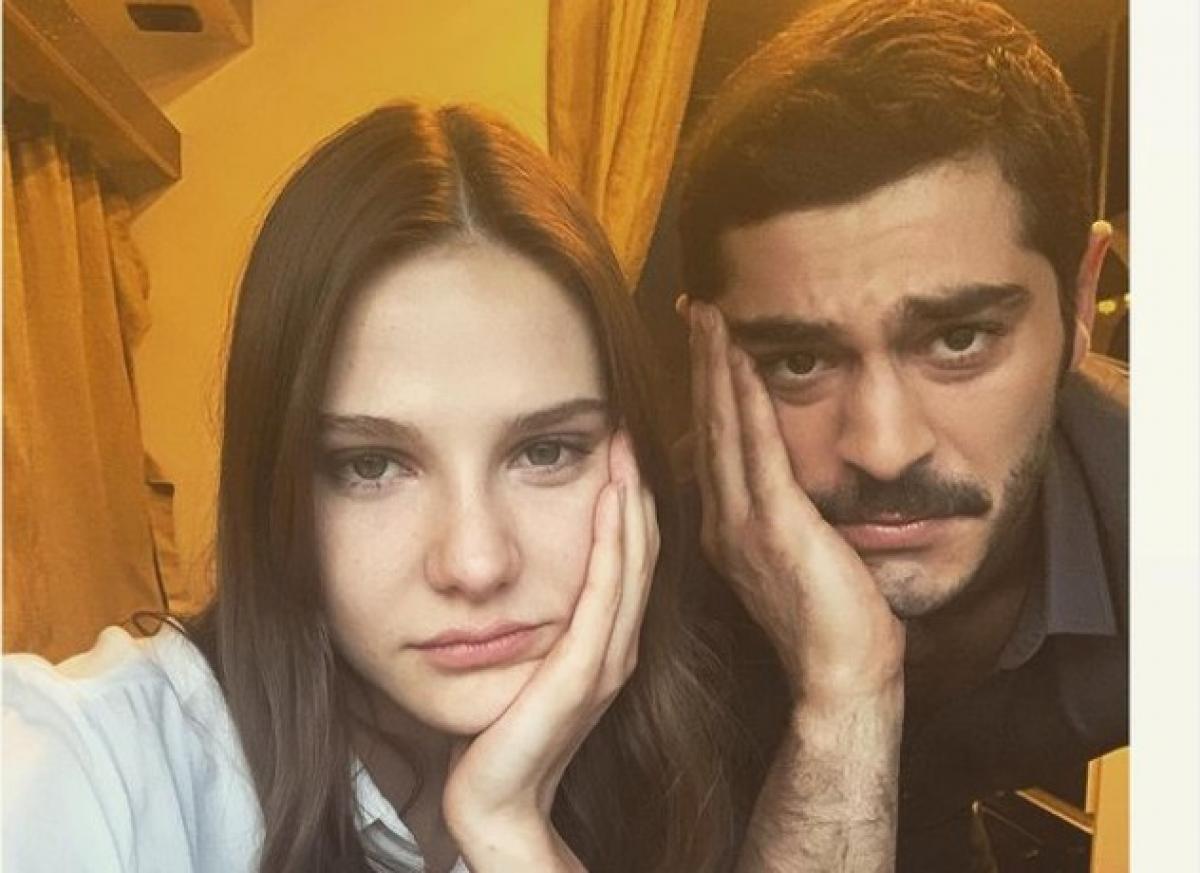 Burak Deniz și Alina Boz stau cu mâinile pe obraji și privesc spre cameră