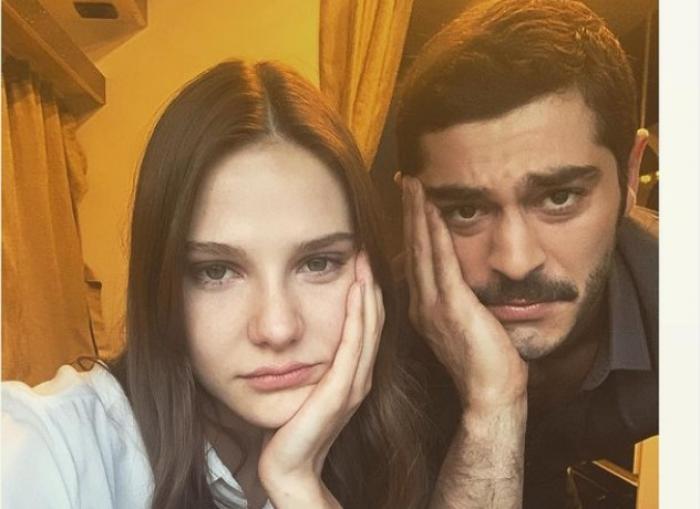 Burak Deniz și Alina Boz stau cu mâinile pe obraji și privesc spre cameră