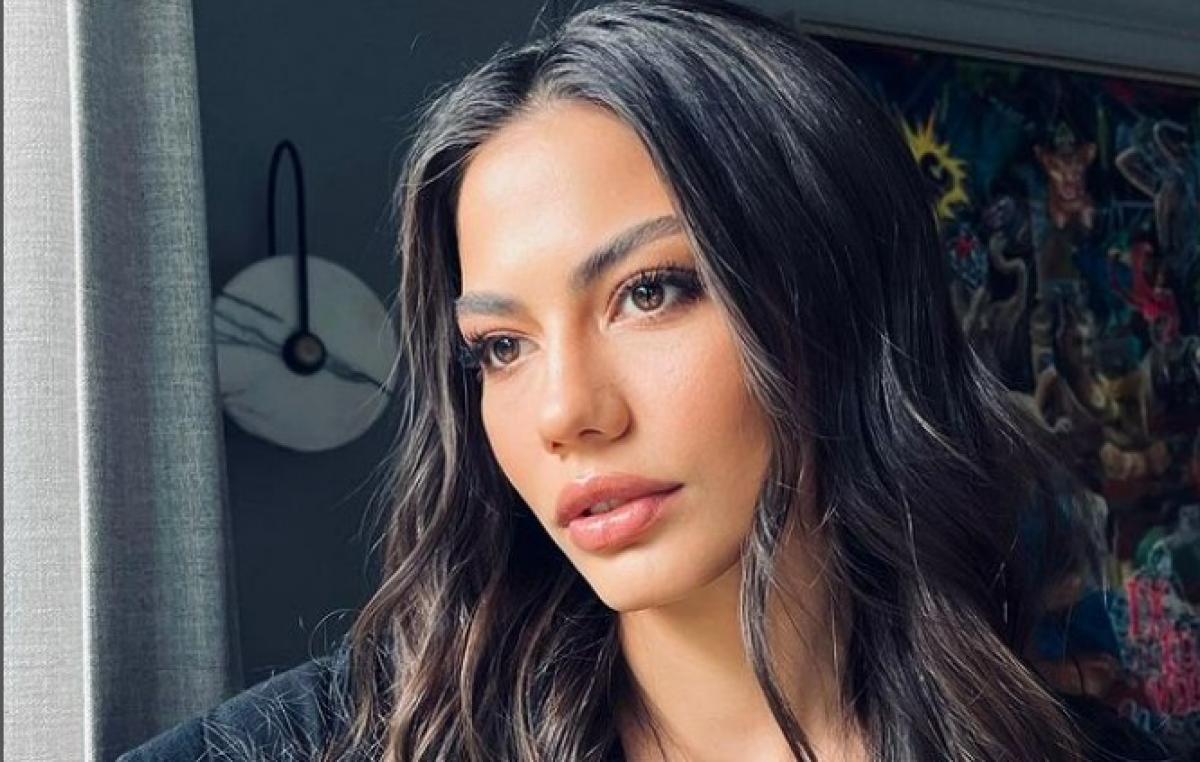 Demet Özdemir poartă părul desprins și are un machiaj natural