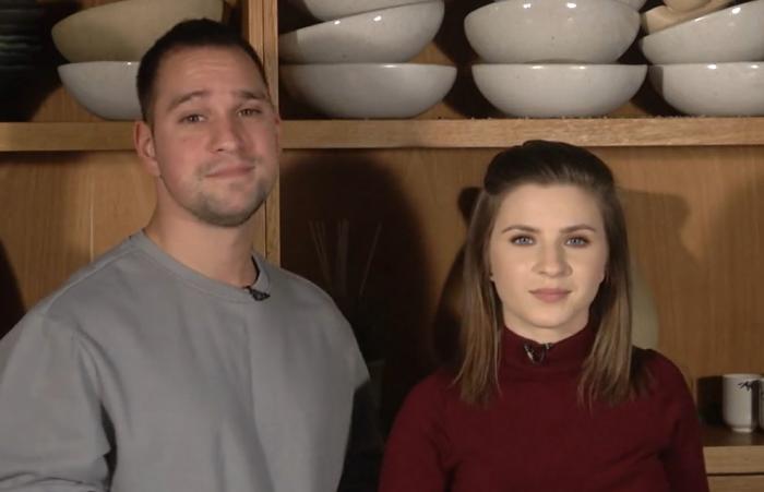 Vlad Gherman poartă o bluză gri și stă alături de Cristina Ciobănașu care poartă o bluză vișinie cu mâneci lungi