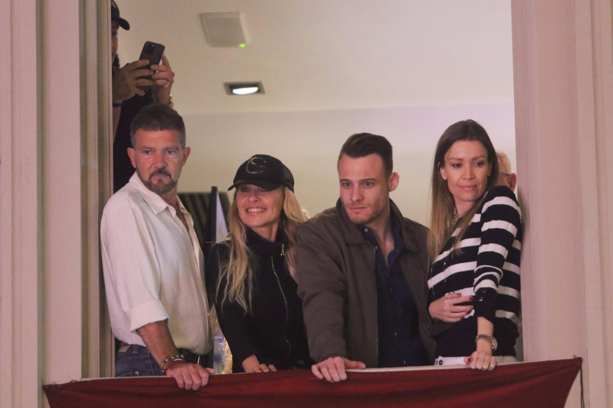 Kerem Bürsin poartă o cămașă albastru închis și o geacă, iar Antonio Banderas poartă o cămașă albă