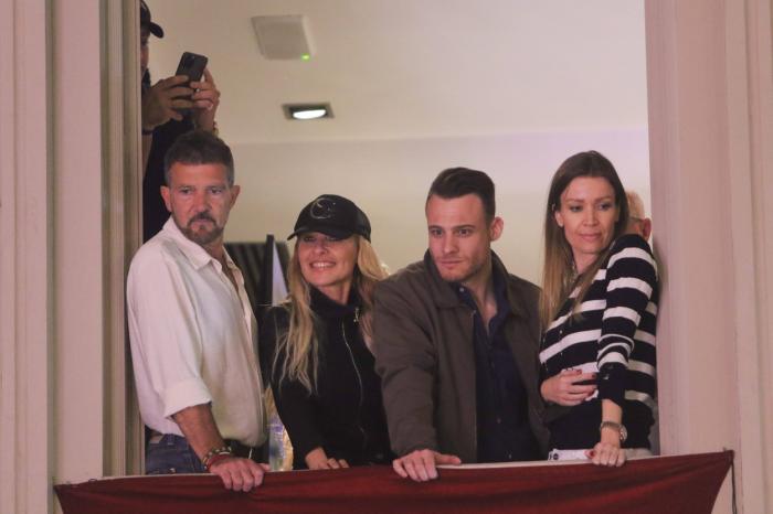 Kerem Bürsin poartă o cămașă albastru închis și o geacă, iar Antonio Banderas poartă o cămașă albă