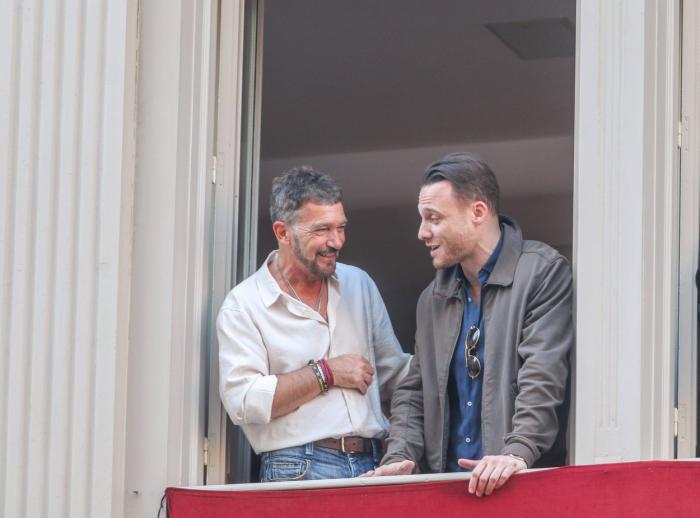 Kerem Bürsin și Antonio Banderas stau unul lângă altul și zâmbesc