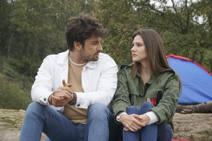 Alina Boz și Alp Navruz se uită unul la celălalt și se află în pielea personajelor pe care le interpretează