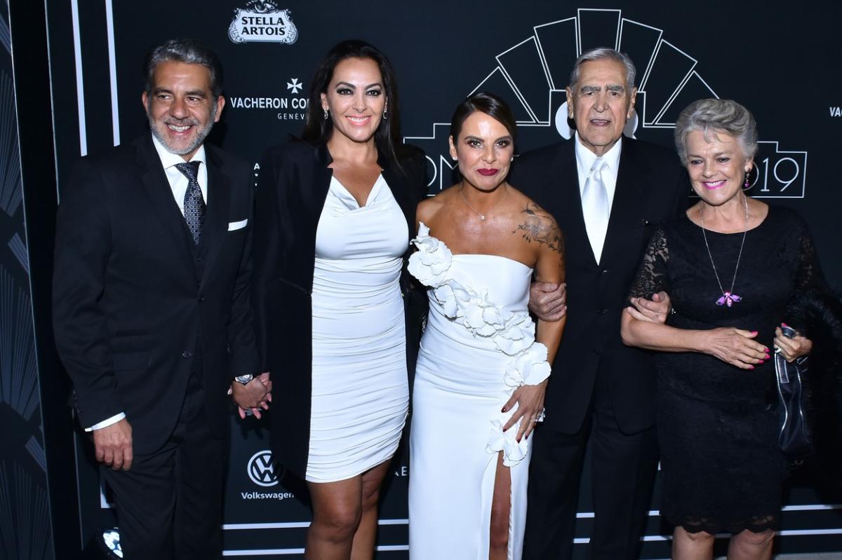 Eric del Castillo stă înconjurat de soția sa și Kate del Castillo