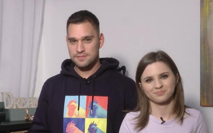 Vlad și Cristina Ciobănașu stau unul lângă altul și zâmbesc