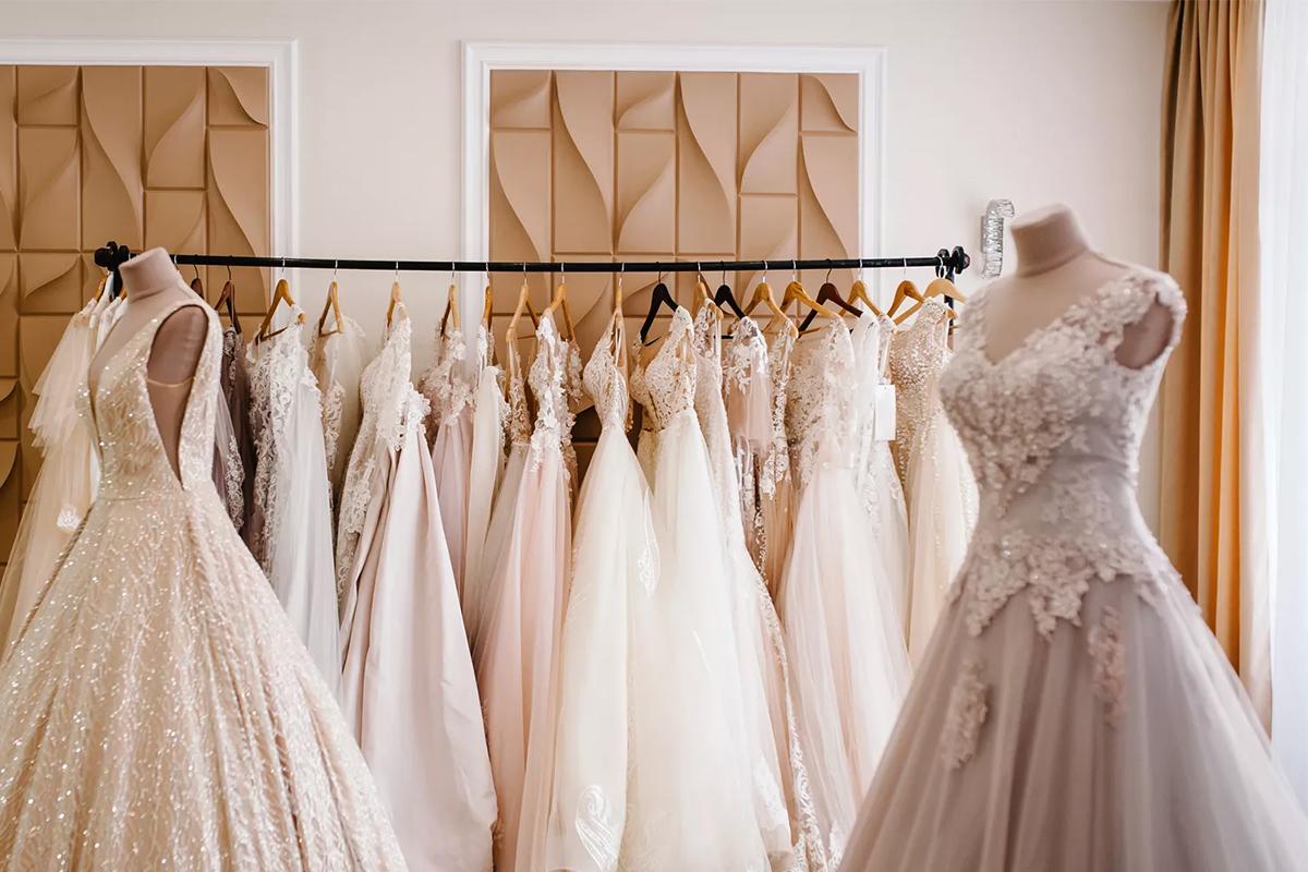 rochii de mireasă prezentate în magazin