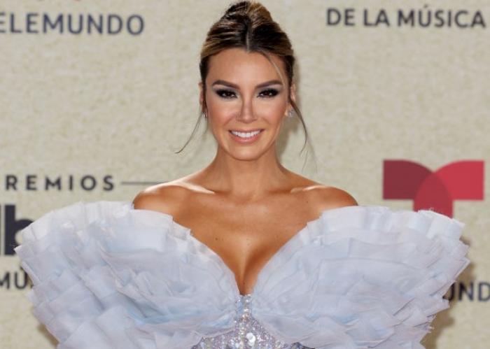 Elizabeth Gutiérrez poartă o rochie de gală și are părul prins în coc