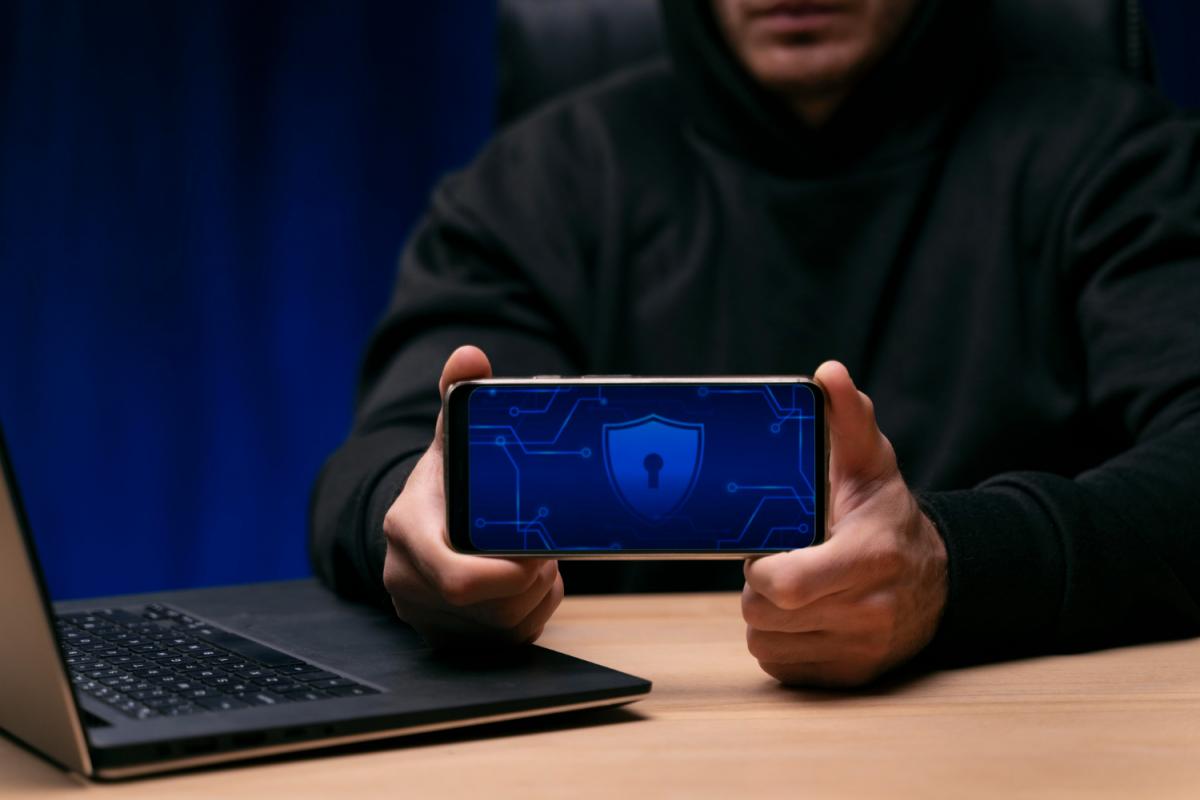 o persoană ține un telefon în mâini