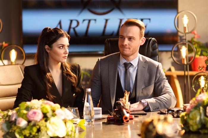 Hande Erçel și Kerem Bürsin stau împreună la masă, iar actrița se uită spre iubitul ei