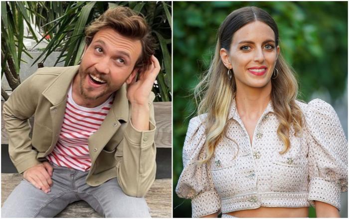 Aras Bulut İynemli poartă blugi deschiși la culoare și își ține mâna stângă în păr, iar Bige Önal poartă un costum deschis la culoare cu părul lung, desprins