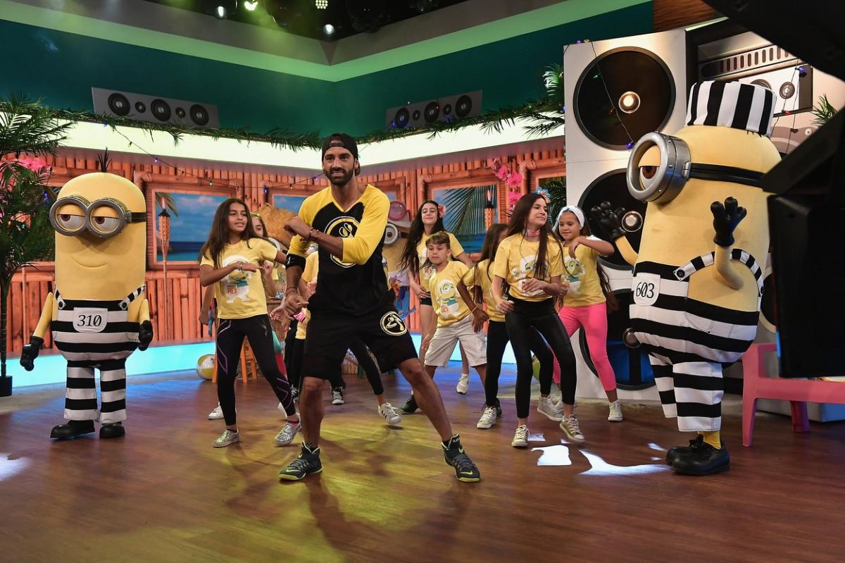 Toni Costa dansează alături de copii