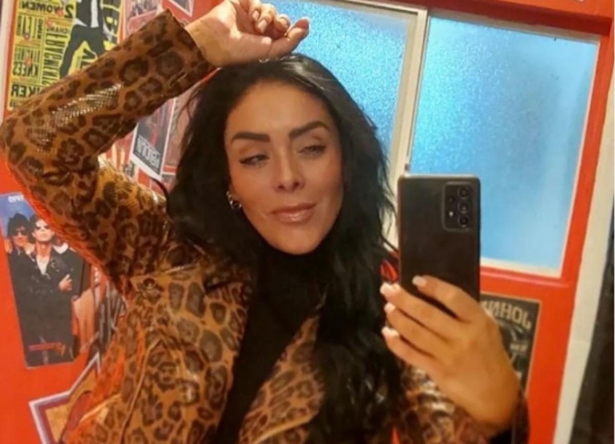 Marichelor Puente poartă o bluză neagră și o geacă animal print