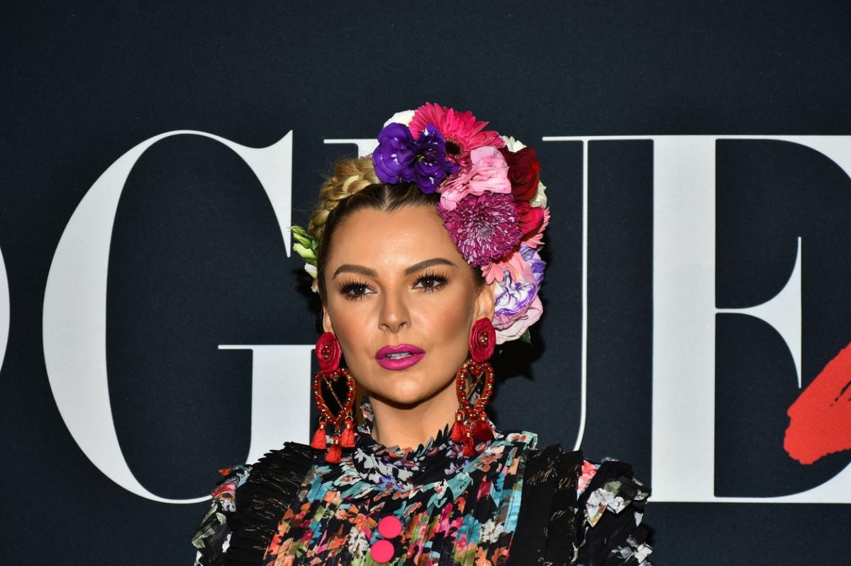 Marjorie de Sousa poartă o rochie cu imprimeu, cercei roși, dar și multe flori în păr