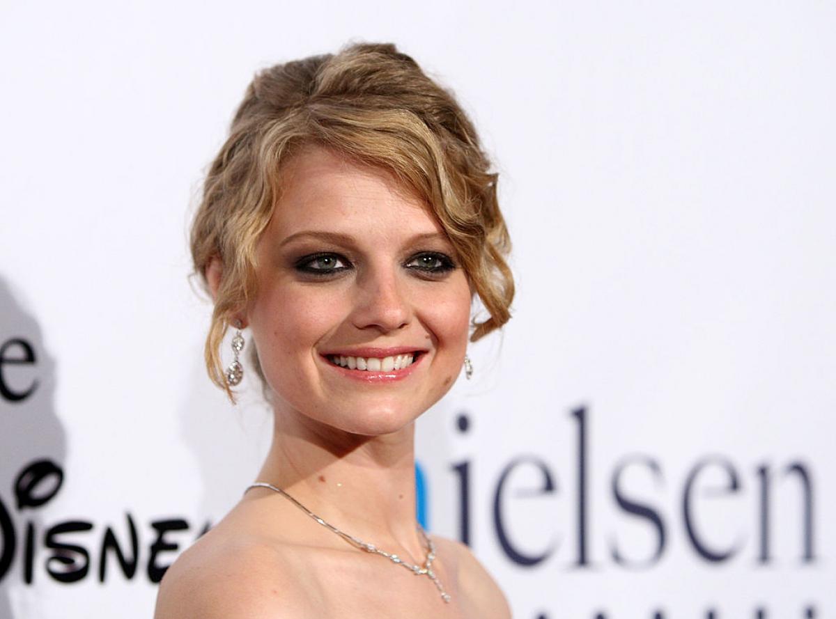 Ana Layevska poartă o rochie fără mâneci și zâmbește