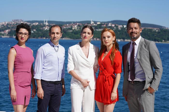 Sarp Bozkurt alături de colegii din Dragostea plutește în aer