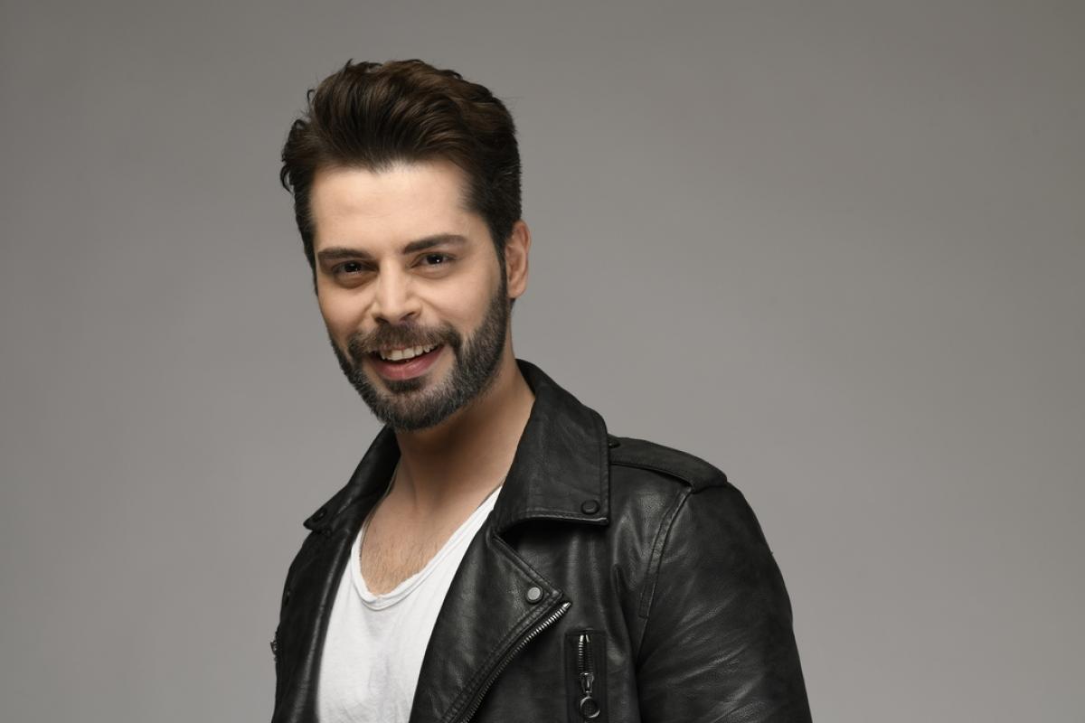 Ali Yasin Özegemen poartă un tricou alb și geacă neagră de piele