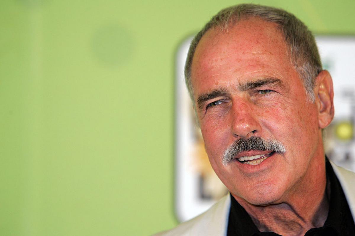 Andrés García se afl[ pe covorul roșu și zâmbește