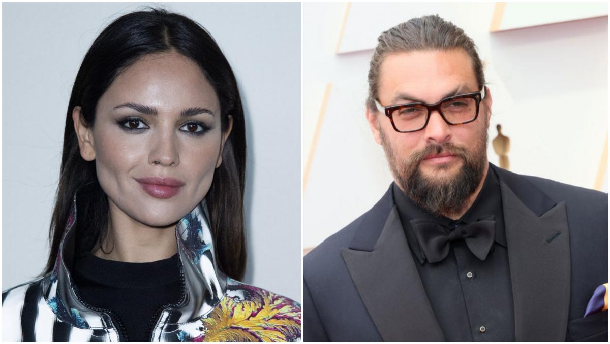 Eiza González paortă o jachetă colorată, iar Jason Momoa un costum negru și ochelari de vedere