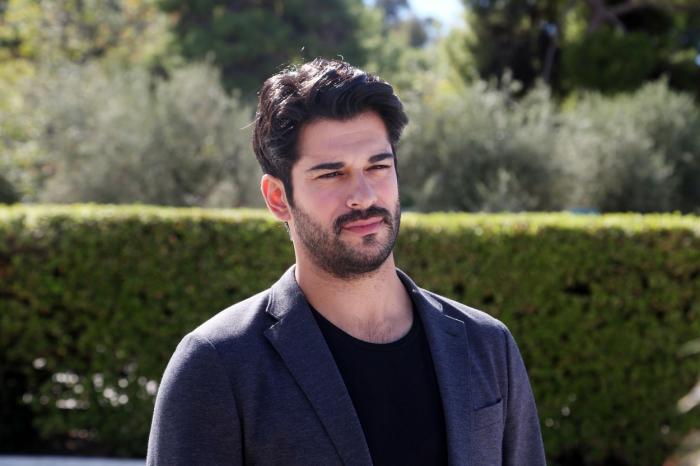 Burak Özçivit poartă un tricou negru și