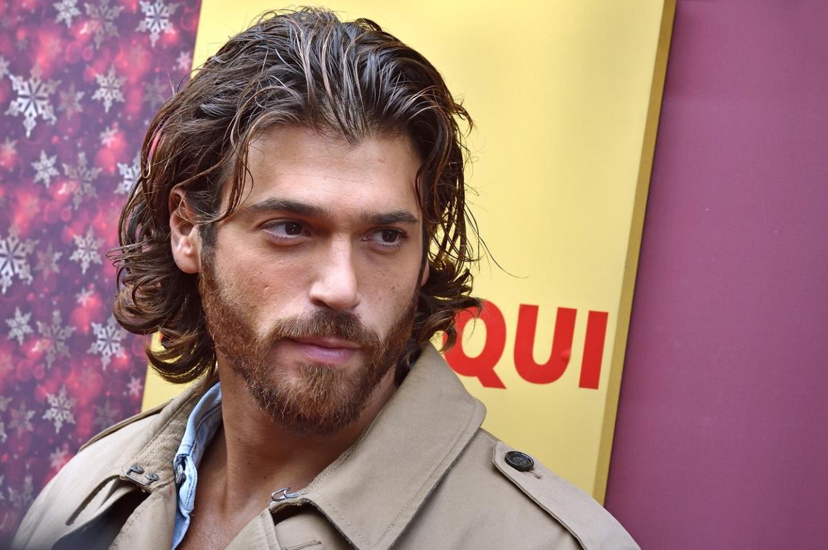 Can Yaman poartă o jachetă de culoare maro deschis