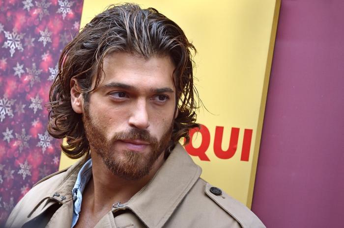 Can Yaman poartă o jachetă de culoare maro deschis