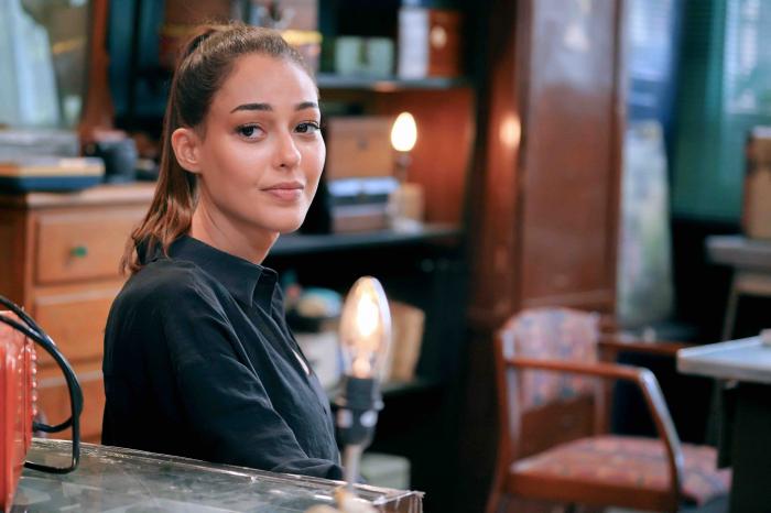 Dilan Çiçek Deniz poartă o bluză închisă la culoare, zâmbește și are coadă de cal