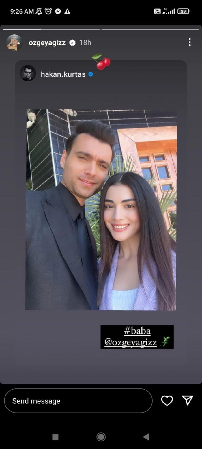 Ozge Yagiz stă alături de Hakan Kurtas si zâmbește