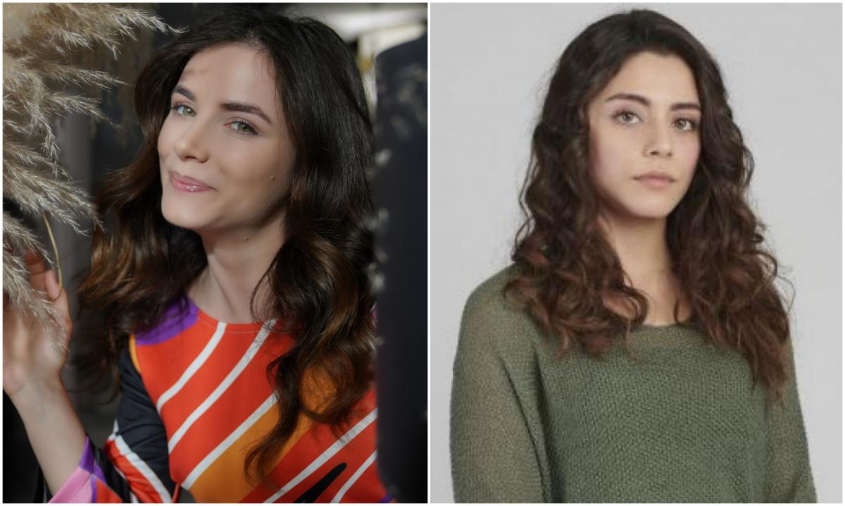 Cansu Tuman si Sıla Türkoğlu stau cu fața la cameră și zâmbesc timid