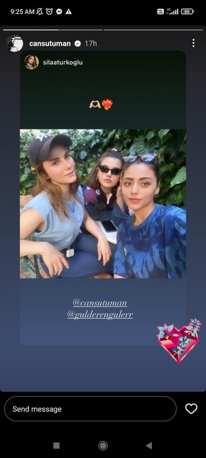 Cansu Tuman și Sila Turkoglu se uită spre camera foto
